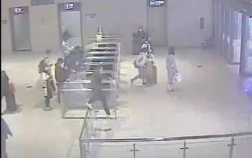 漢中一男子醉酒后，鬧完車站又鬧派出所……縮略圖