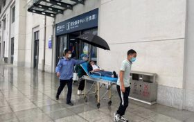 候車大廳愛心接力！漢中寧強南站救助暈厥旅客縮略圖