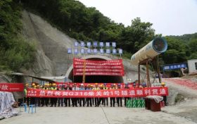 歷時一年半！留壩縣316國道柴關嶺1號隧道順利貫通縮略圖