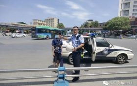 男子被竊身無(wú)分文 囧途遇漢中交警熱心幫助縮略圖