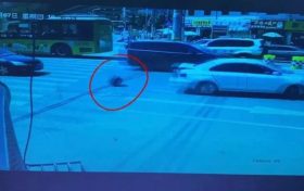 哐！“馬大哈”行李箱掉落渾然不知…交警僅用半小時(shí)物歸原主縮略圖
