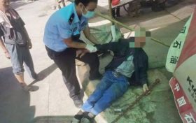 高溫酷暑下，一位老人暈倒在牟家壩鎮(zhèn)某路邊，疑似中暑縮略圖