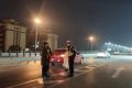 汽車沒油拋錨橋面，漢中交警蜀黍推車施救!縮略圖