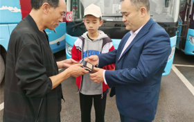 贊~撿拾到一個沉甸甸的錢包，漢中這位同學(xué)拾金不昧！縮略圖