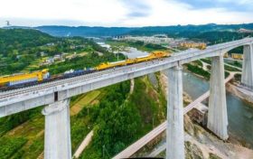 明年5月通車！漢巴南鐵路巴中段鋪軌完成縮略圖
