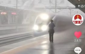 漢中火車站“風雨玫瑰”客運員，感動萬千網(wǎng)友……縮略圖