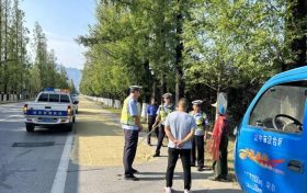 漢中交警二大隊積極治理占道曬糧安全隱患縮略圖