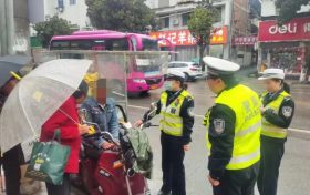 點(diǎn)贊！城固街頭這一幕，暖心→縮略圖