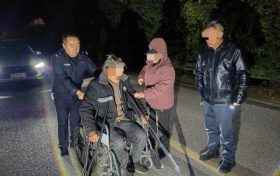 以警心暖民心，民警深夜救助走失老人回家縮略圖