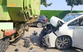 誰(shuí)的鍋？小轎車直直撞上渣土車尾部！一人受傷被困！縮略圖