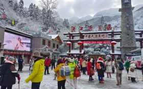 在漢江源景區(qū)，一場(chǎng)美麗的冰雪盛宴正在等著你！縮略圖