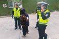 交警助力，讓走失老人安全回家縮略圖