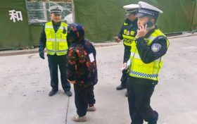 交警助力，讓走失老人安全回家縮略圖