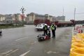 男子騎車滑倒，城固交警暖心幫助縮略圖