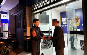 男子大意丟挎包，民警尋回獲贊譽(yù)縮略圖