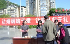 鎮(zhèn)巴法院：抵制高價彩禮 共創(chuàng)婚俗新風尚縮略圖