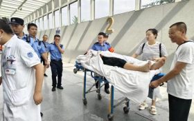 老人摔傷急需送往西安救治，洋縣西站及時(shí)協(xié)調(diào)乘坐高鐵就醫(yī)！縮略圖