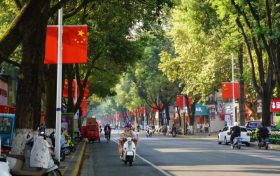 國慶氛圍感拉滿！“中國紅”扮靚漢臺街頭縮略圖