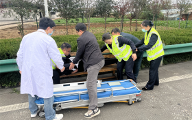 漢中式厚道！陜西交控集團(tuán)漢寧分公司工作人員緊急救助突發(fā)心梗貨車(chē)司機(jī) →縮略圖