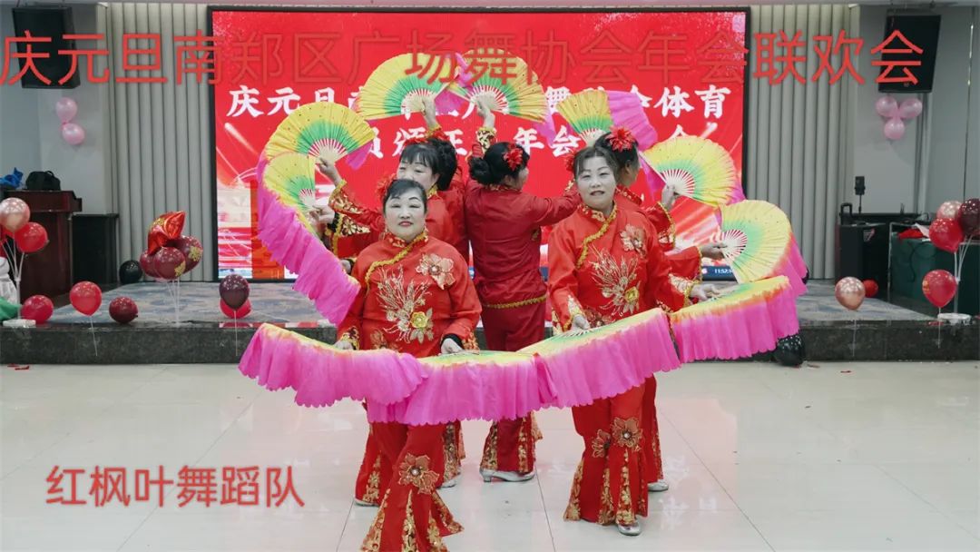 南鄭區(qū)廣場舞協(xié)會慶元旦社會體育指導員證頒發(fā)及年會聯(lián)歡會展演活動隆重舉行