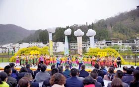 2025年全國(guó)春季“村晚”示范展示暨陜南民歌實(shí)景劇《風(fēng)起巴山》首演火熱進(jìn)行中！縮略圖