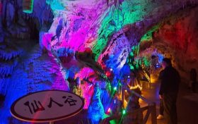 漢中溶洞奇觀：小南海的佛國仙境與巴山玉溶洞的流光溢彩縮略圖