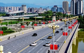 氛圍感拉滿！“中國紅”扮靚漢中街頭 →縮略圖