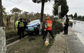 漢中一轎車失控駕乘受傷！危急時(shí)刻，多虧了他們……縮略圖