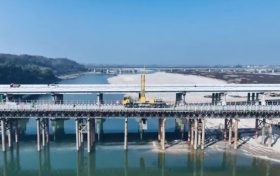 108國道洋縣湑水橋改造工程施工便道(便橋)于昨日正式開放交通縮略圖