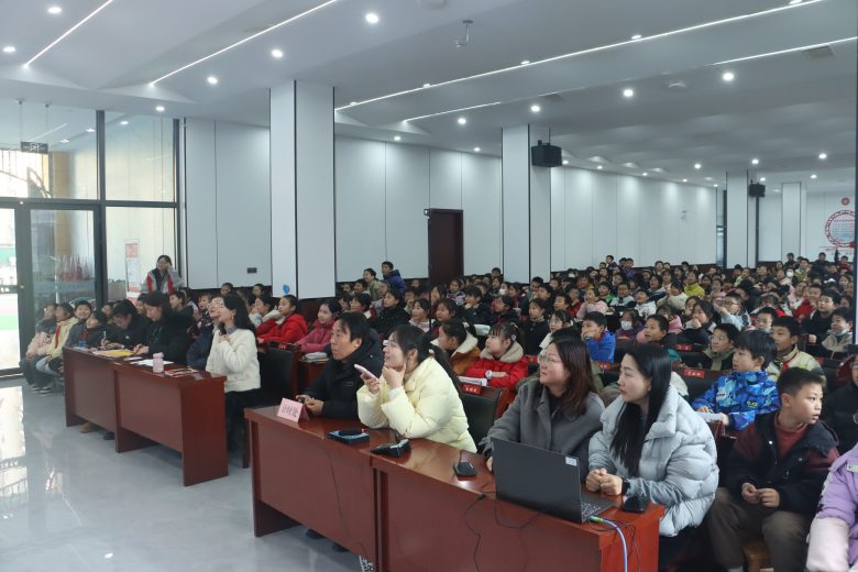 香浸潤童年·閱讀點亮人生-西鄉(xiāng)縣東關(guān)小學(xué)舉辦第六屆“紅梅杯”校園詩詞大會插圖2